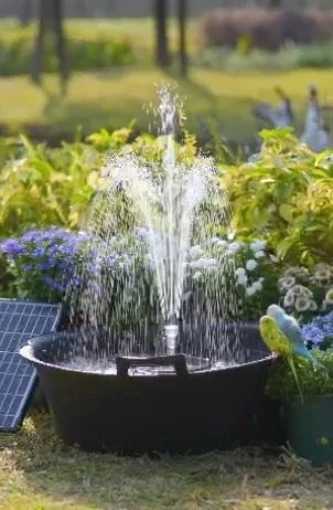 La pompe de fontaine solaire avec batterie de secours produit un débit d'eau régulier dans une fontaine de jardin.