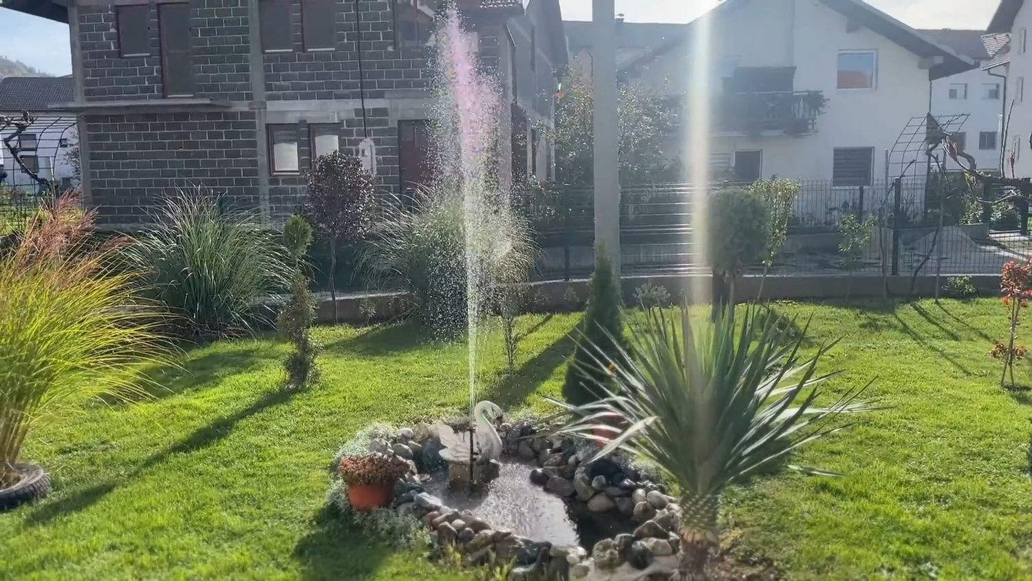 How Does the Poposoap Solar Powered Bird Fountain Support a Sustainable Environment?