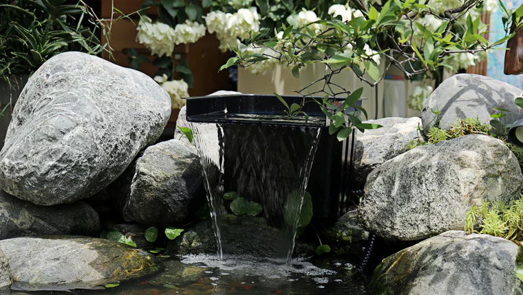 Comment installer un kit de cascade pour bassin en un week-end