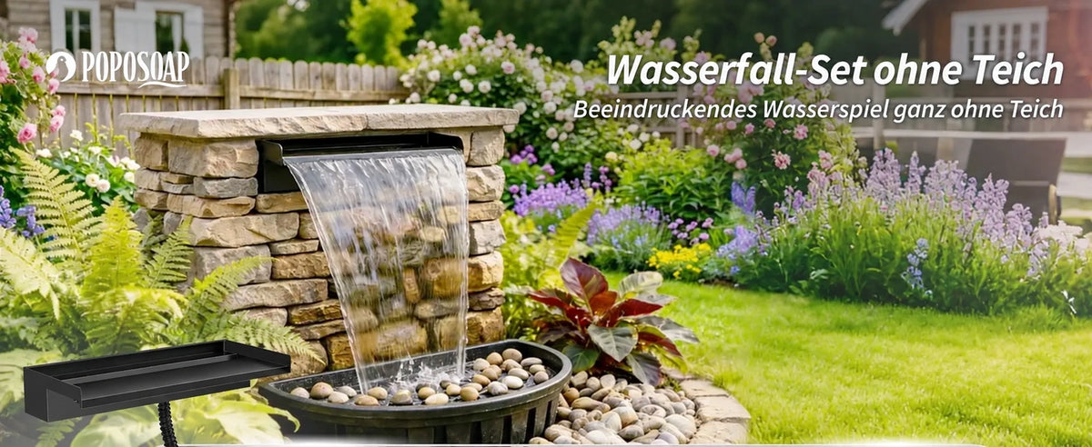 Kit de cascade sans bassin avec large déversoir en métal, jeu d'eau de jardin en pierre empilée sans bassin, entouré de fleurs épanouies, de fougères et d'un paysage de jardin sur pelouse verte